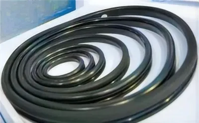 Erot eri materiaaleista valmistettujen kumirenkaiden ja laippatiivisteiden välillä